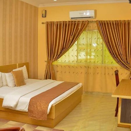 Fawzy Hotel Ibadan Luaran gambar