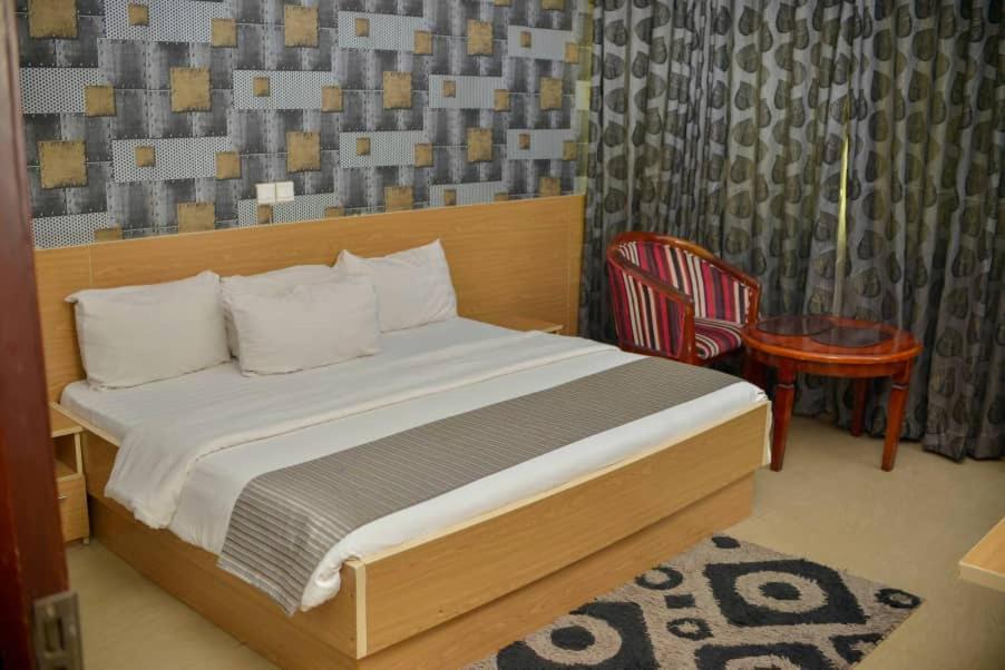 Fawzy Hotel Ibadan Luaran gambar
