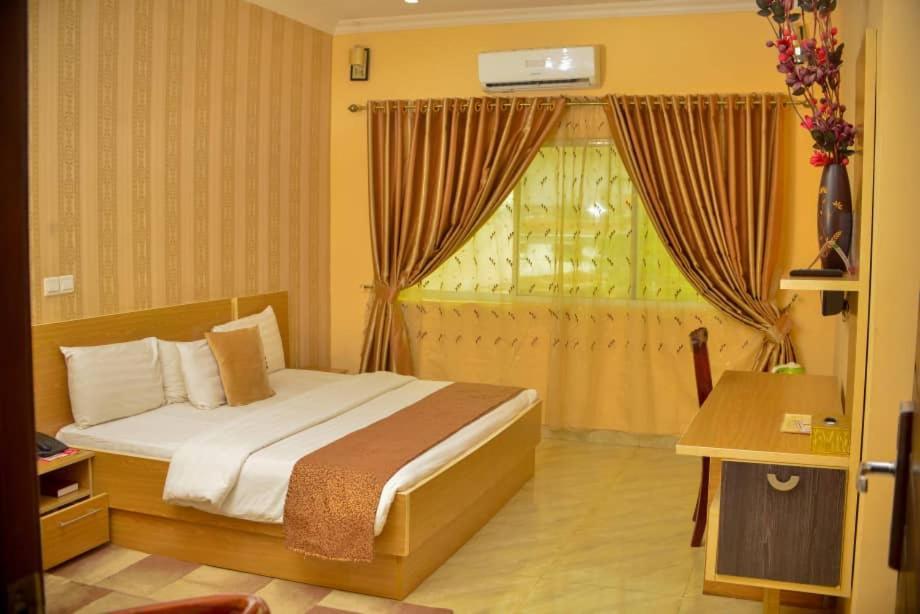Fawzy Hotel Ibadan Luaran gambar