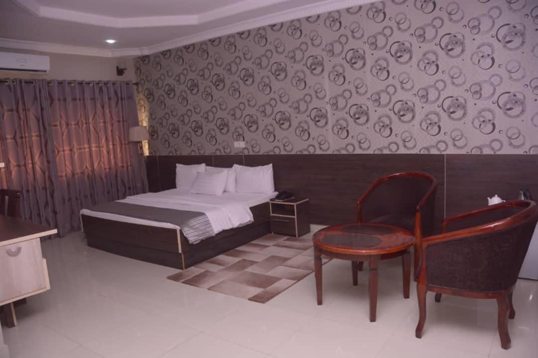 Fawzy Hotel Ibadan Luaran gambar